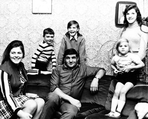 Kamiel met zijn vrouw en zijn drie dochters